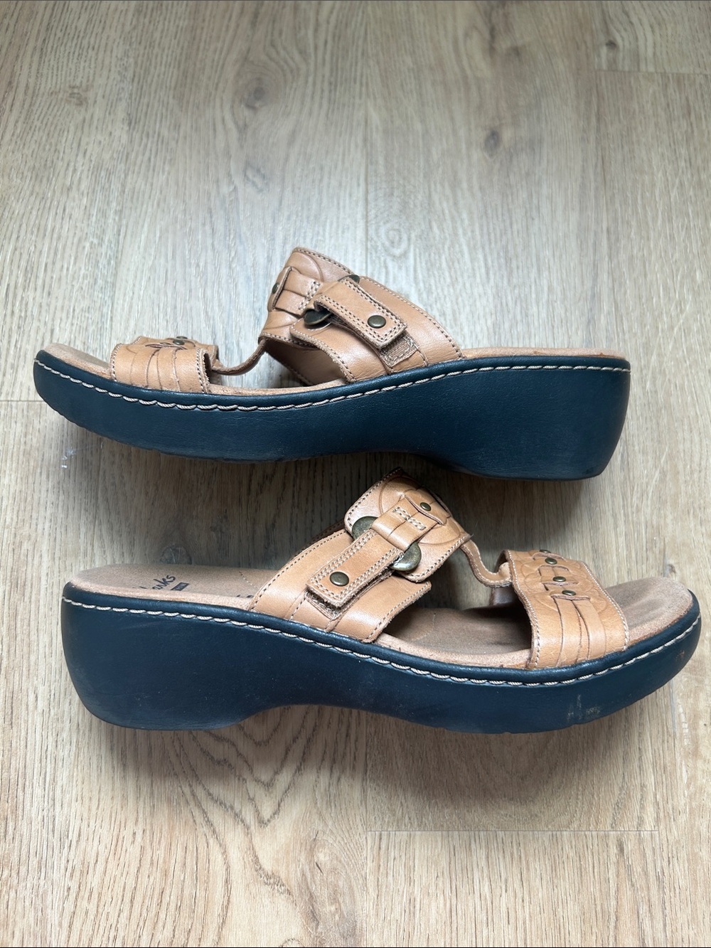 Clarks women’s Tan delana macrae sandal size 7.5 EUC - Picture 2 of 5